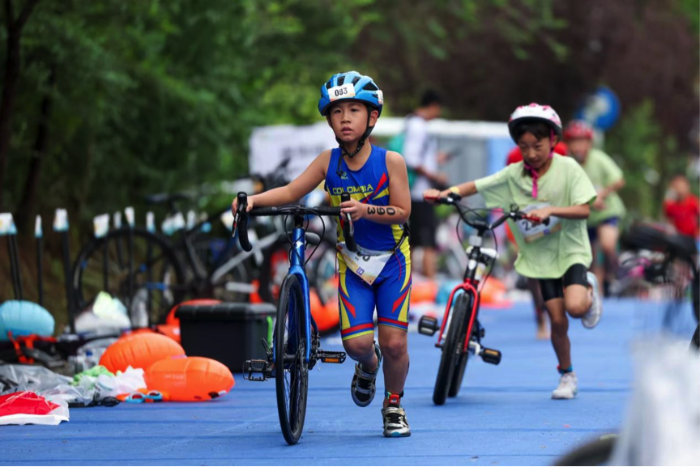 小選手準備開始進行自行車比賽